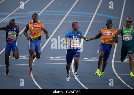 Rio de Janeiro, Brz. Sep 11, 2016. Rio de Janeiro, Brésil 11SEP16 : USA's David Brown, avec guide Jerome Avery, remporte le 100 mètres hommes T11 race au Stade olympique le quatrième jour de la Rio 2016 Jeux paralympiques. Credit : Bob Daemmrich/Alamy Live News Banque D'Images