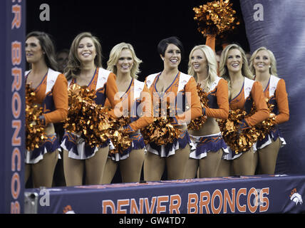 Denver, Colorado, États-Unis. Sep 8, 2016. Denver Broncos Cheerleaders prêt à entrer sur le terrain au début de la 1ère. La moitié à Sports Authority Field at Mile High jeudi soir. Les Broncos battre les Panthers 21-20. © Hector Acevedo/ZUMA/Alamy Fil Live News Banque D'Images