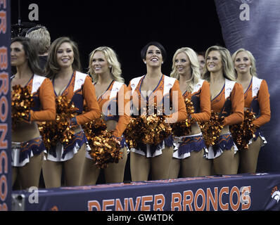 Denver, Colorado, États-Unis. Sep 8, 2016. Denver Broncos Cheerleaders prêt à entrer sur le terrain au début de la 1ère. La moitié à Sports Authority Field at Mile High jeudi soir. Les Broncos battre les Panthers 21-20. © Hector Acevedo/ZUMA/Alamy Fil Live News Banque D'Images