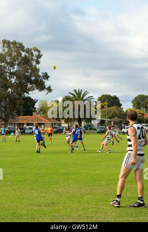 Le football australien, WAAFL Grade D Grand jeu final entre la Trinity d'Aquin et d'Amérique du Fremantle. Banque D'Images