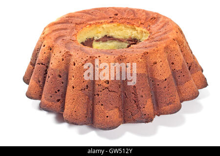 Gâteau marbré chocolat et vanille isolated on white Banque D'Images