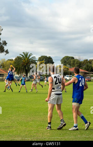 Le football australien, WAAFL Grade D Grand jeu final entre la Trinity d'Aquin et d'Amérique du Fremantle. Banque D'Images