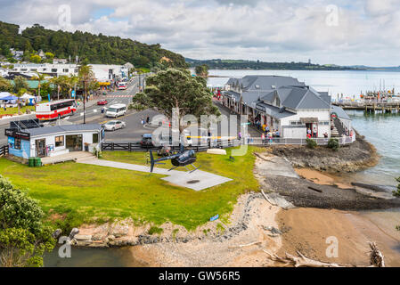 Visites hélicoptère a atterri en premier plan, le terminal des ferries sur la droite Banque D'Images