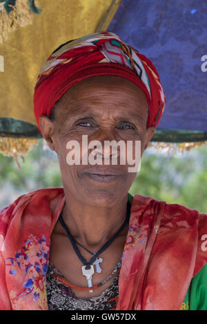 Portrait d'une femme de la tribu Wolayta en costume traditionnel de la vallée de l'Omo au sud de l'Éthiopie Banque D'Images