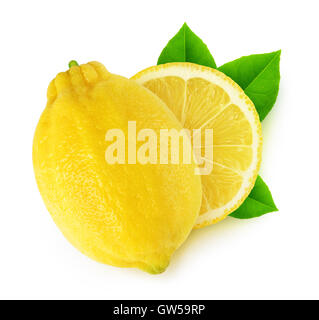 Citrons isolés. Couper les fruits de citron avec des feuilles isolées sur fond blanc avec clipping path Banque D'Images