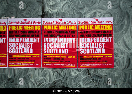 Scottish Socialist Party SSP affiches sur la fenêtre d'une boutique vide à Édimbourg. Banque D'Images