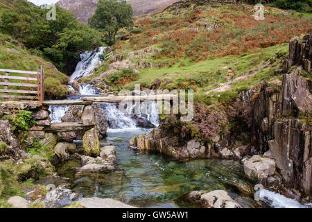 Old Stone clapper passerelle sur les eaux claires de la rivière Afon mcg Llançà près de Watkin Path dans le parc national de Snowdonia (Eryri). Bethania Gwynedd au Pays de Galles UK Banque D'Images