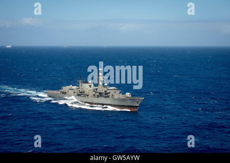 La frégate de la Marine chilienne CNS Almirante Cochrane cuit en formation rapprochée au cours de l'exercice Rim of the Pacific, le 22 juin 2016 dans l'océan Pacifique. Vingt-six nations, plus de 40 navires et sous-marins, plus de 200 avions et 25 000 personnes participent à l'exercice RIMPAC. Banque D'Images