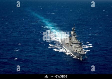 La Marine royale australienne HMAS Warramunga frégate classe Anzac cuit en formation rapprochée au cours de l'exercice Rim of the Pacific, le 22 juin 2016 dans l'océan Pacifique. Vingt-six nations, plus de 40 navires et sous-marins, plus de 200 avions et 25 000 personnes participent à l'exercice RIMPAC. Banque D'Images