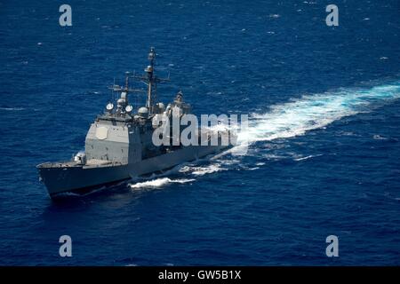 US Navy de la classe Arleigh Burke croiseur lance-missiles USS Princeton cuit en formation rapprochée au cours de l'exercice Rim of the Pacific, le 22 juin 2016 dans l'océan Pacifique. Vingt-six nations, plus de 40 navires et sous-marins, plus de 200 avions et 25 000 personnes participent à l'exercice RIMPAC. Banque D'Images