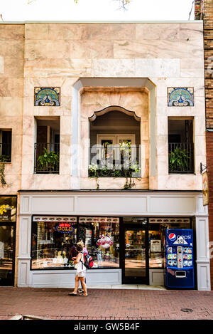 Balcon décoratif de l'appartement, centre-ville, centre commercial piétonnier Historique East Main Street, Charlottesville, Virginia Banque D'Images