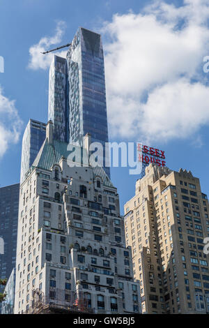 Un gratte-ciel résidentiel57 domine les immeubles voisins y compris l'Essex House sur West 57th Street à New York. Banque D'Images