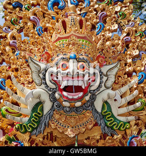 Masque Barong traditionnelle motif dans temple - esprit protecteur, symbole de l'île de Bali. Dans les danses balinaises et cérémonies. Banque D'Images