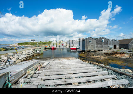 Vieux bateau de pêche en mauvais état repose sur la côte rocheuse d'un village de pêche dans la région de Peggy's Cove, à Halifax, Nouvelle-Écosse, Canada Banque D'Images