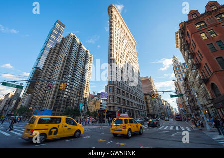 NEW YORK - 4 septembre 2016 : les taxis jaunes en ville sur Broadway passé l'emblématique Flatiron Building. Banque D'Images