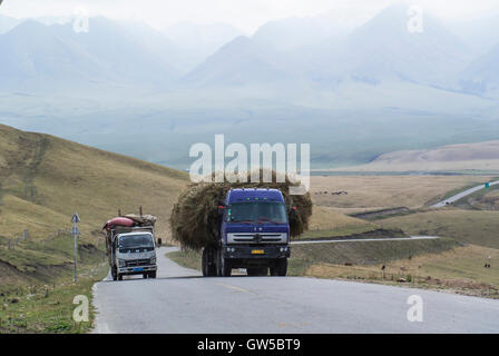 Camions surchargés circulant sur l'autoroute - Chine Banque D'Images