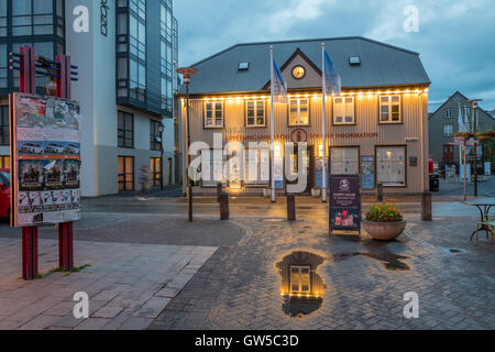 Ingolfstorg au crépuscule - la place dans le centre-ville de la capitale islandaise Reykjavik Banque D'Images