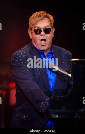 L'exécution de Sir Elton John à Radio 2 Live à Hyde Park, Londres. Banque D'Images