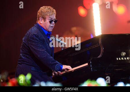 L'exécution de Sir Elton John à Radio 2 Live à Hyde Park, Londres. Banque D'Images