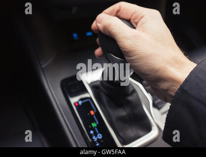 La main du conducteur sur levier de vitesse de la voiture de luxe. Photo en gros plan avec selective focus Banque D'Images