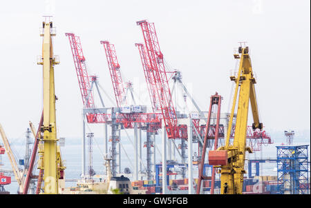 Grues portuaires à Odessa Port de commerce maritime. Contexte industriel. Odessa, Ukraine - 22 août 2016 : Banque D'Images