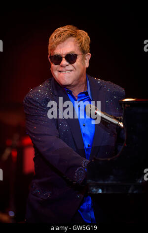 L'exécution de Sir Elton John à Radio 2 Live à Hyde Park, à Hyde Park, Londres. ASSOCIATION DE PRESSE Photo. Photo Date : Dimanche 11 Septembre, 2016. Crédit photo doit se lire : Matt Crossick/PA Wire. Banque D'Images