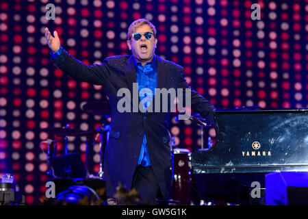 L'exécution de Sir Elton John à Radio 2 Live à Hyde Park, à Hyde Park, Londres. ASSOCIATION DE PRESSE Photo. Photo Date : Dimanche 11 Septembre, 2016. Crédit photo doit se lire : Matt Crossick/PA Wire. Banque D'Images