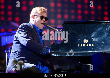 L'exécution de Sir Elton John à Radio 2 Live à Hyde Park, à Hyde Park, Londres. ASSOCIATION DE PRESSE Photo. Photo Date : Dimanche 11 Septembre, 2016. Crédit photo doit se lire : Matt Crossick/PA Wire. Banque D'Images