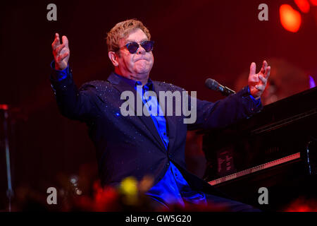 L'exécution de Sir Elton John à Radio 2 Live à Hyde Park, à Hyde Park, Londres. ASSOCIATION DE PRESSE Photo. Photo Date : Dimanche 11 Septembre, 2016. Crédit photo doit se lire : Matt Crossick/PA Wire. Banque D'Images