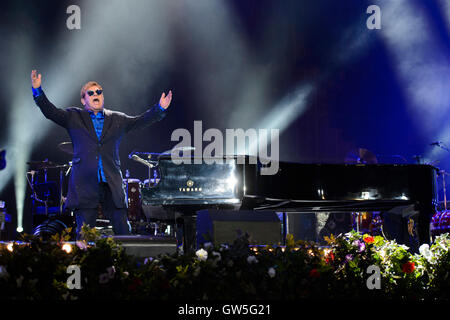 L'exécution de Sir Elton John à Radio 2 Live à Hyde Park, à Hyde Park, Londres. ASSOCIATION DE PRESSE Photo. Photo Date : Dimanche 11 Septembre, 2016. Crédit photo doit se lire : Matt Crossick/PA Wire. Banque D'Images