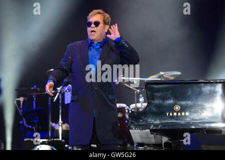 L'exécution de Sir Elton John à Radio 2 Live à Hyde Park, à Hyde Park, Londres. ASSOCIATION DE PRESSE Photo. Photo Date : Dimanche 11 Septembre, 2016. Crédit photo doit se lire : Matt Crossick/PA Wire. Banque D'Images