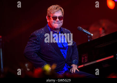 L'exécution de Sir Elton John à Radio 2 Live à Hyde Park, à Hyde Park, Londres. ASSOCIATION DE PRESSE Photo. Photo Date : Dimanche 11 Septembre, 2016. Crédit photo doit se lire : Matt Crossick/PA Wire. Banque D'Images