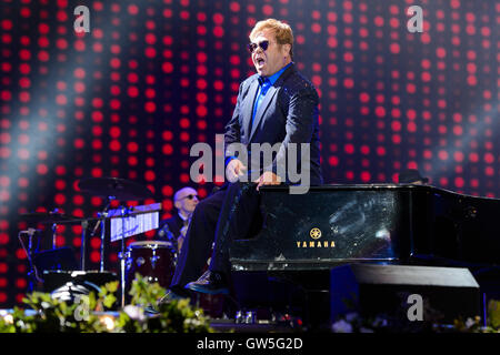 L'exécution de Sir Elton John à Radio 2 Live à Hyde Park, à Hyde Park, Londres. ASSOCIATION DE PRESSE Photo. Photo Date : Dimanche 11 Septembre, 2016. Crédit photo doit se lire : Matt Crossick/PA Wire. Banque D'Images