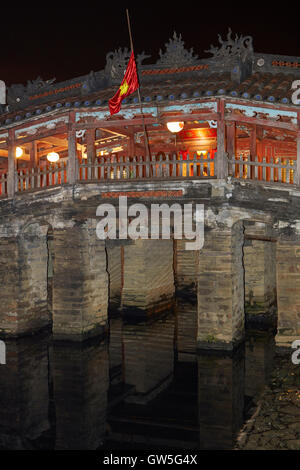 Pont couvert japonais historique dans la nuit (5e-6e siècle), Hoi An (Site du patrimoine mondial de l'UNESCO), Vietnam Banque D'Images