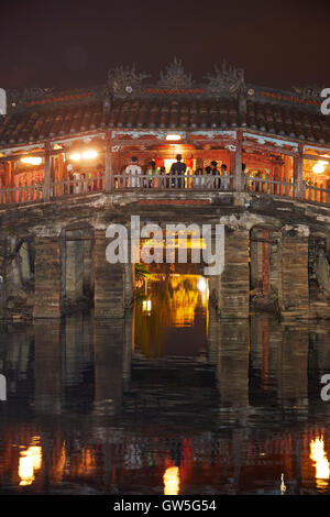 Pont couvert japonais historique dans la nuit (5e-6e siècle), Hoi An (Site du patrimoine mondial de l'UNESCO), Vietnam Banque D'Images