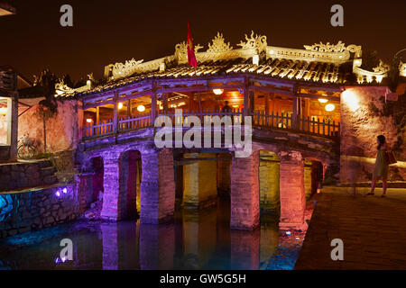 Pont couvert japonais historique dans la nuit (5e-6e siècle), Hoi An (Site du patrimoine mondial de l'UNESCO), Vietnam Banque D'Images