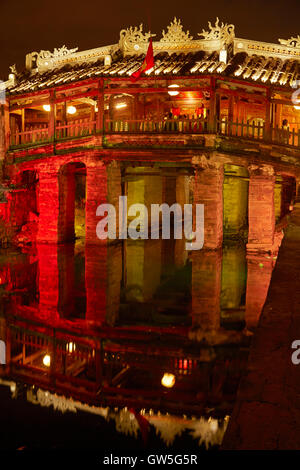 Pont couvert japonais historique dans la nuit (5e-6e siècle), Hoi An (Site du patrimoine mondial de l'UNESCO), Vietnam Banque D'Images