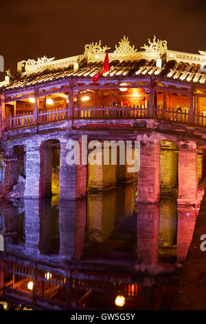 Pont couvert japonais historique dans la nuit (5e-6e siècle), Hoi An (Site du patrimoine mondial de l'UNESCO), Vietnam Banque D'Images