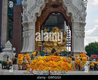 Le golden elephant statue de dieu le Sanctuaire de Ganesh à Bangkok, Thaïlande Banque D'Images