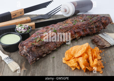 Avec des côtelettes de porc sauce bbq sauce coriandre, oignons et persil bouteille Banque D'Images