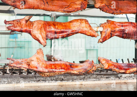 Les carcasses de porc rôti au four, sur le barbecue. Banque D'Images