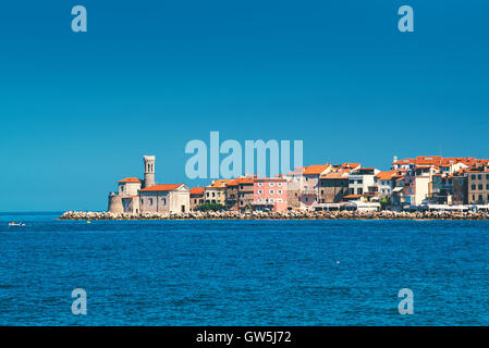 Vieille ville pittoresque de Piran sur la côte Adriatique slovène, tourné à partir de bateau à voile sur la journée d'été ensoleillée Banque D'Images