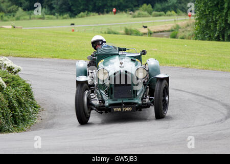 Andy Johnson ses feux 1932 Alfa Romeo 8C Monza dans le rond-point à la 2016 Chateau Impney Hill Climb Banque D'Images