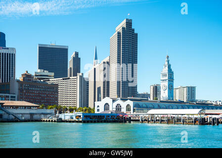 San Francisco, USA - 26 septembre 2015 : vue sur le Ferry avec Buildinbg les gratte-ciel de l'Embarcadero Center Banque D'Images