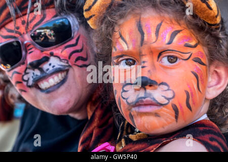 Mère et fille avec leurs visages peints pour le carnaval à Provincetown, MA. Banque D'Images