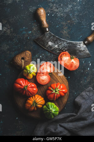 Les tomates fraîches mûres colorés heirloom sur planche de bois Banque D'Images