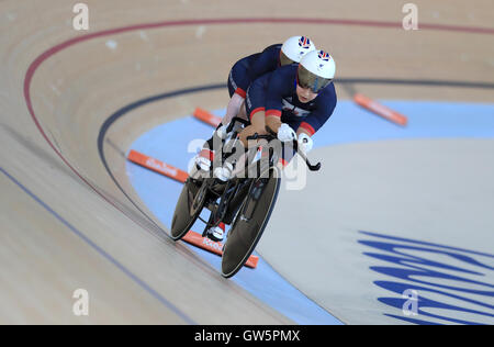 Great Britain's Sophie Thornhill et pilote Helen Scott concurrence dans le Women's B 3000m poursuite individuelle au Rio admissible vélodrome olympique au cours de la quatrième journée de la Rio 2016 Jeux paralympiques à Rio de Janeiro, Brésil. Banque D'Images