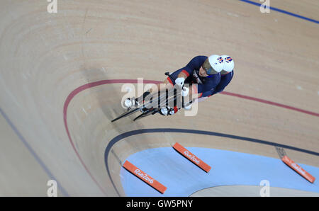 Great Britain's Sophie Thornhill et pilote Helen Scott concurrence dans le Women's B 3000m poursuite individuelle au Rio admissible vélodrome olympique au cours de la quatrième journée de la Rio 2016 Jeux paralympiques à Rio de Janeiro, Brésil. Banque D'Images