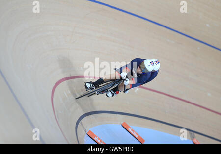 Great Britain's Sophie Thornhill et pilote Helen Scott concurrence dans le Women's B 3000m poursuite individuelle au Rio admissible vélodrome olympique au cours de la quatrième journée de la Rio 2016 Jeux paralympiques à Rio de Janeiro, Brésil. Banque D'Images