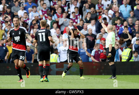 Nottingham Forest's Hildeberto Pereira (centre droit) est envoyé par match arbitre Simon Hooper au cours de la Sky Bet Championship match à Villa Park, Birmingham. Banque D'Images